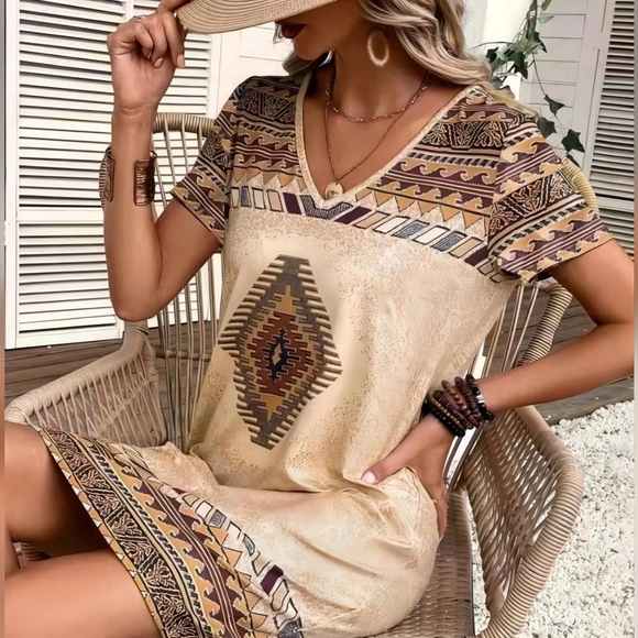 Women's Geometric Pattern Short Sleeve Dress - Picture 4 of 4